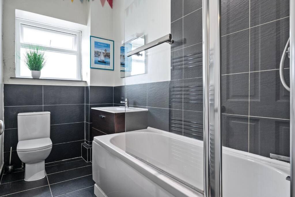 Pendennis - Bright Victorian Flat, Sea Views & Close To Beach ฟาลมัธ ภายนอก รูปภาพ
