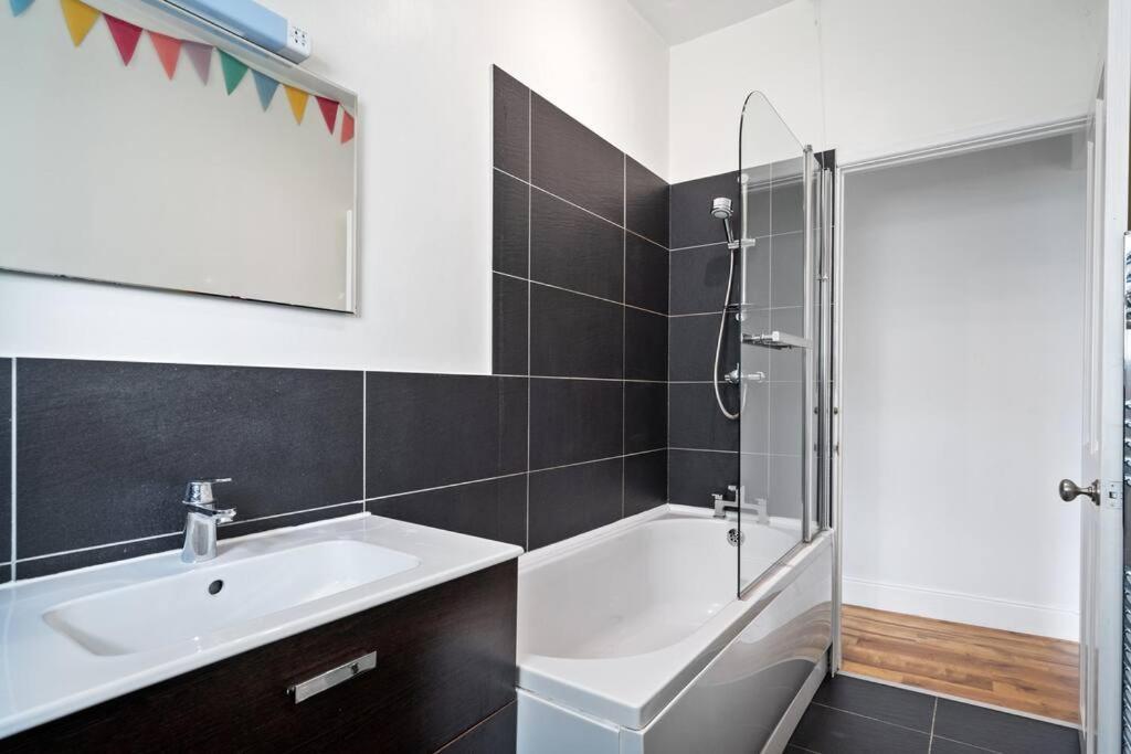 Pendennis - Bright Victorian Flat, Sea Views & Close To Beach ฟาลมัธ ภายนอก รูปภาพ
